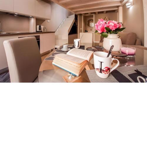 ALTIDO Sophisticated 2 BR loft for 4