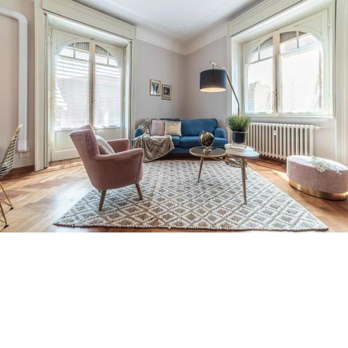 ALTIDO Sophisticated 3-bed flat with desk