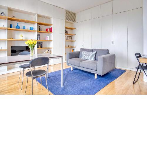 ALTIDO Vibrant studio with balcony