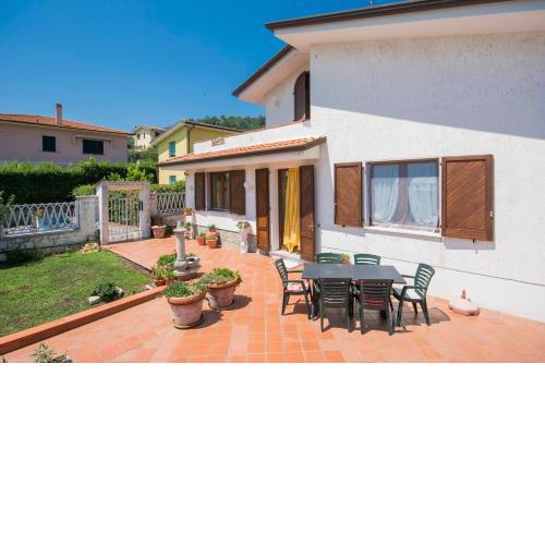 ALTIDO Villa for 4 with Garden close to Pisa