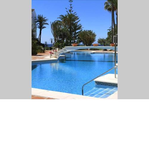 Amazing 3bedroom flat with seafront views & pool by SharingCo