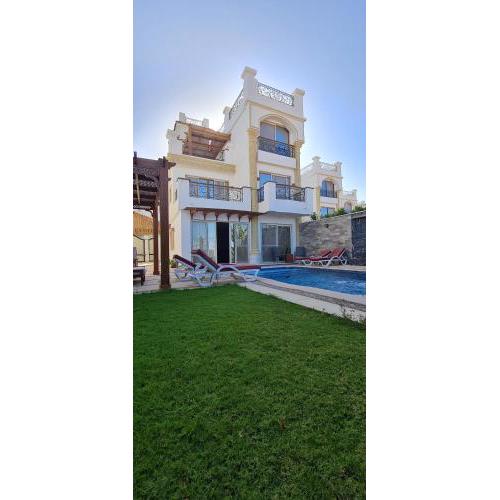 Amazing 5 Bedroom Villa with Private Swimming pool