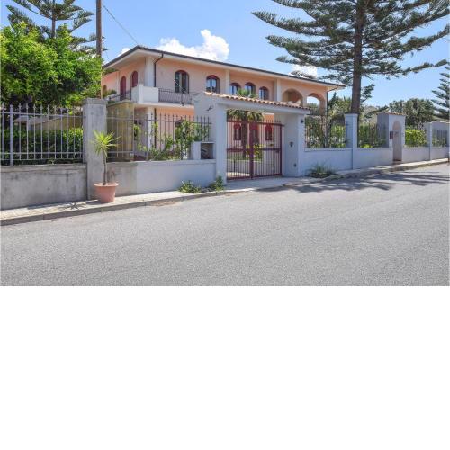 Amazing apartment in Motta San Giovanni with 3 Bedrooms and WiFi
