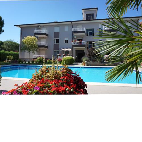 Amazing apartment With Pool for 5 people by Beahost Rentals