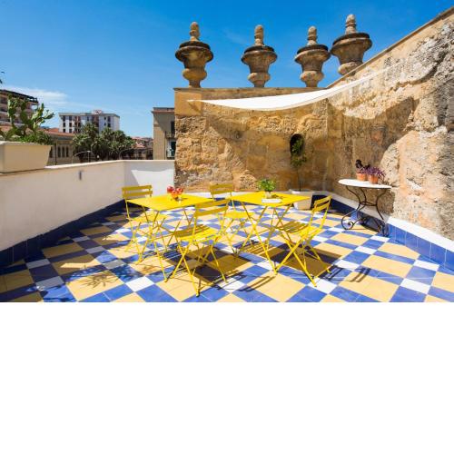 Amazing apartment with terrace on the historical Porta Carini by Wonderful Italy