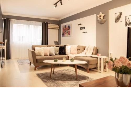 Amazing Flat near the Coast with a Delightful Shared Terrace Close to Public Transportation in Karsiyaka
