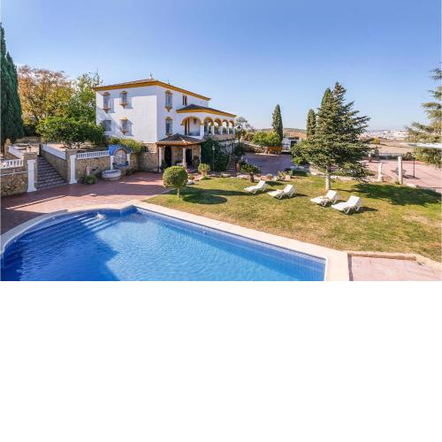 Amazing home in Aguilar de la Frontera with WiFi, 5 Bedrooms and Outdoor swimming pool