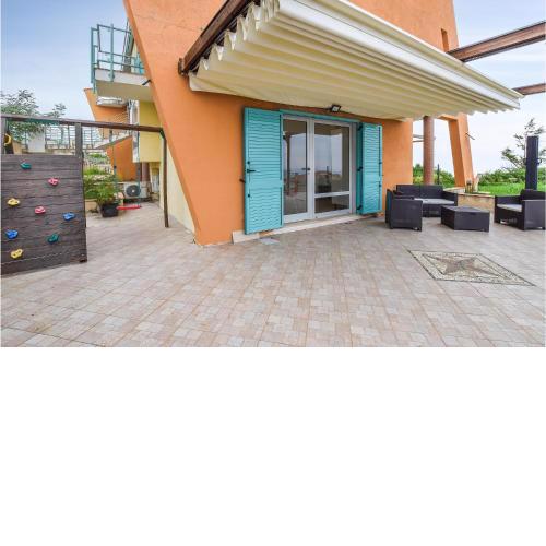 Amazing home in Belmonte Calabro with 3 Bedrooms and WiFi