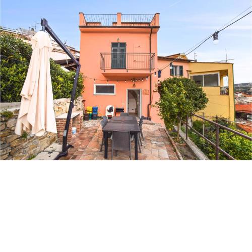 Amazing Home In Borgo Doneglia With Wifi And 2 Bedrooms