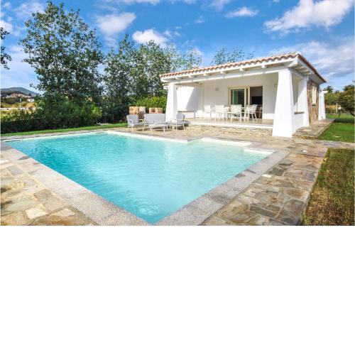 Amazing home in Budoni with Outdoor swimming pool, WiFi and 3 Bedrooms