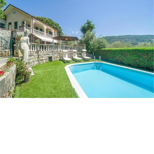Amazing home in Chiavari with Outdoor swimming pool, 5 Bedrooms and WiFi