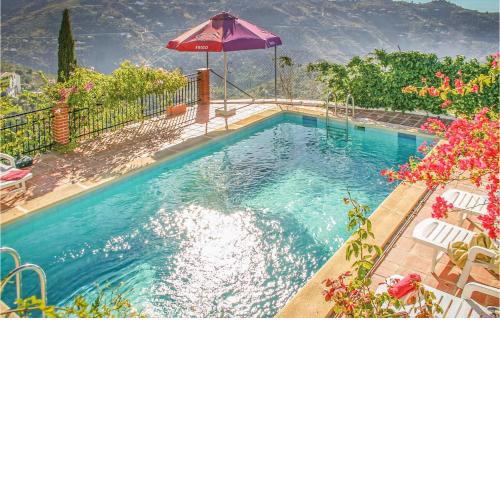 Amazing home in Corumbela with 3 Bedrooms and Outdoor swimming pool