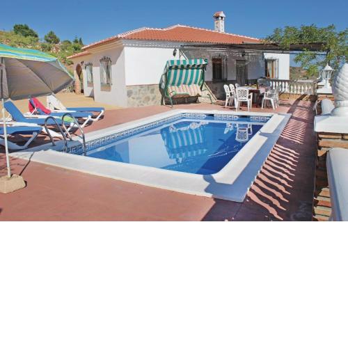 Amazing home in Corumbela with 4 Bedrooms, WiFi and Outdoor swimming pool