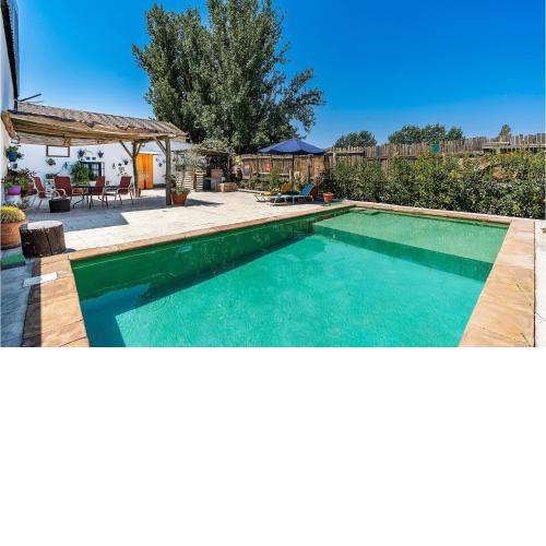 Amazing home in Granada with Outdoor swimming pool, WiFi and 3 Bedrooms