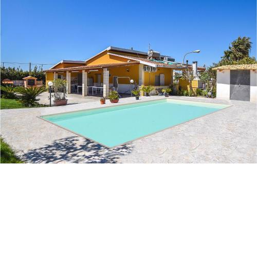 Amazing home in Ispica with Outdoor swimming pool, WiFi and 2 Bedrooms
