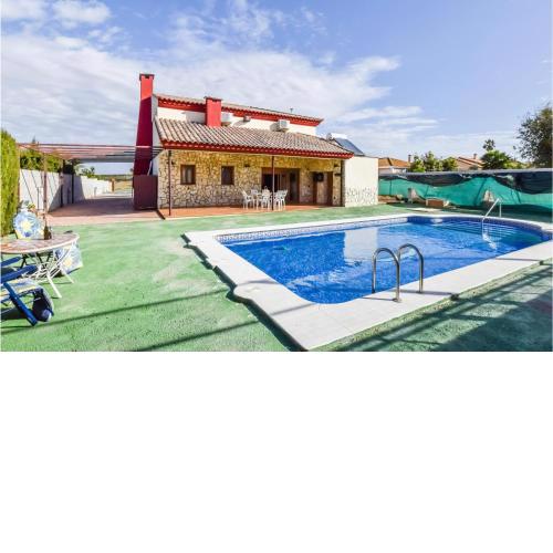 Amazing home in La Carlota with WiFi, 2 Bedrooms and Outdoor swimming pool