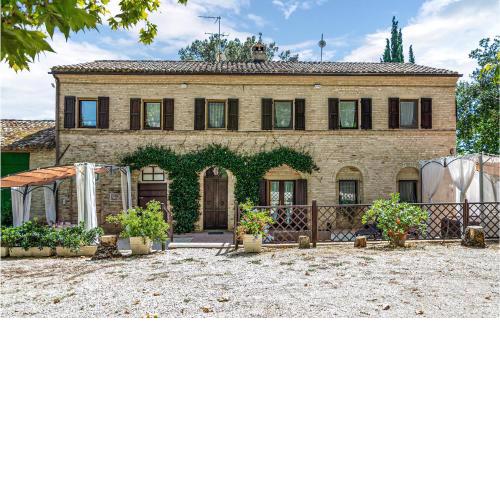 Amazing home in Macerata with Jacuzzi, WiFi and 5 Bedrooms