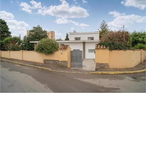 Amazing home in Palmones with WiFi and 4 Bedrooms
