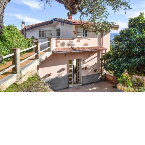 Amazing home in Rende with 4 Bedrooms and WiFi