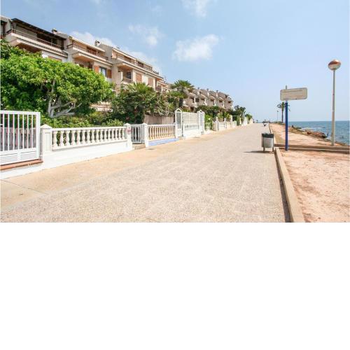 Amazing home in Santa Pola w/ 5 Bedrooms