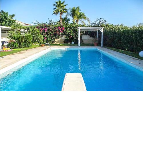 Amazing home in Scicli with 4 Bedrooms, Private swimming pool and Outdoor swimming pool