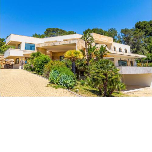 Amazing Home In Sotogrande With 6 Bedrooms, Wifi And Outdoor Swimming Pool
