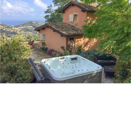 Amazing home in Vallebona with Jacuzzi, WiFi and 2 Bedrooms