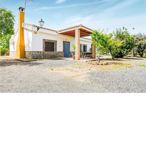 Amazing home in Villafranca de Cordoba with Outdoor swimming pool, 4 Bedrooms and Swimming pool