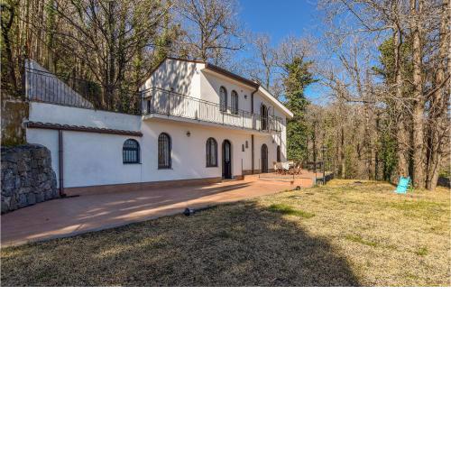 Amazing home in Zafferana Etnea with WiFi and 2 Bedrooms