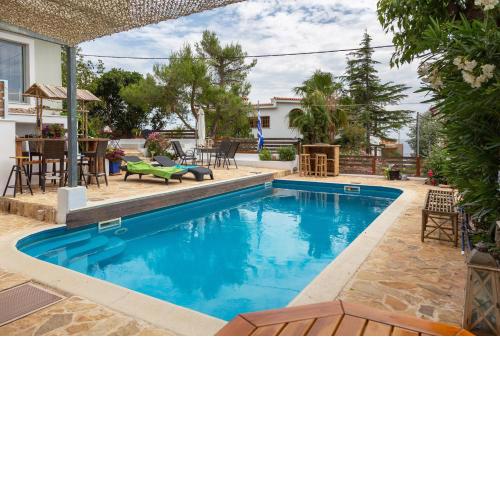 Amazing Maisonette with shared pool!