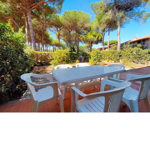 Amazing & Relaxing Villa by the sea with large garden