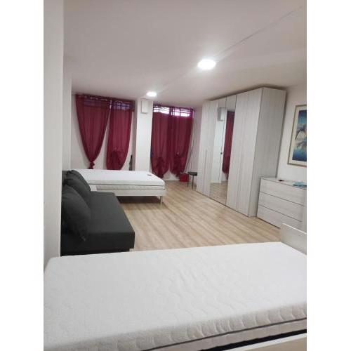 Ampia camera con bagno privato seminterrato a 80 metri dal lago