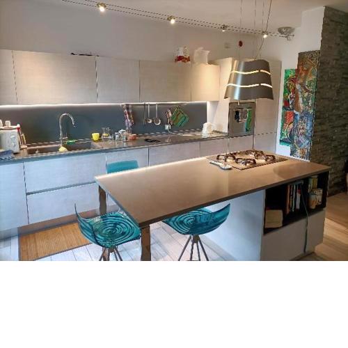 Ampia stanza con bagno privato in casa-museo Dahl