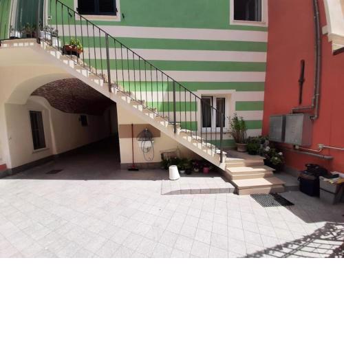 Ampio bilocale con patio a 50 metri dal mare!