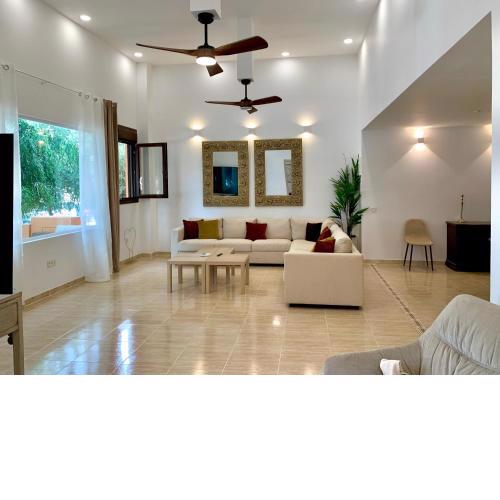 AMPLIA VIVIENDA NEW para12 pers a 4 min caminando de PLAYA con Terraza, Piscina Com, Wifi, Ventiladores de techo, Lavavajillas