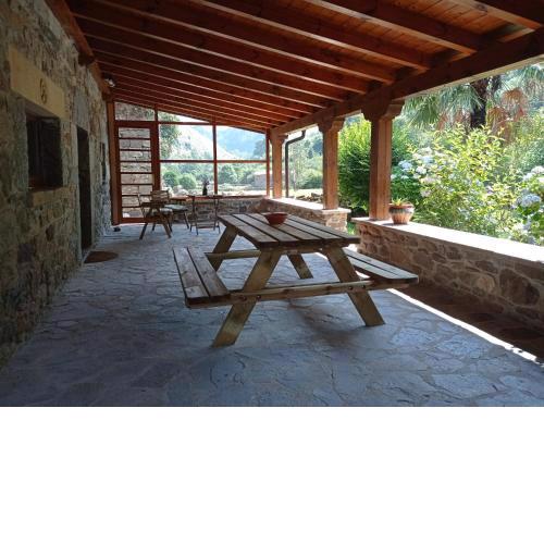 Amplia y cómoda casa de piedra con porche y jardín
