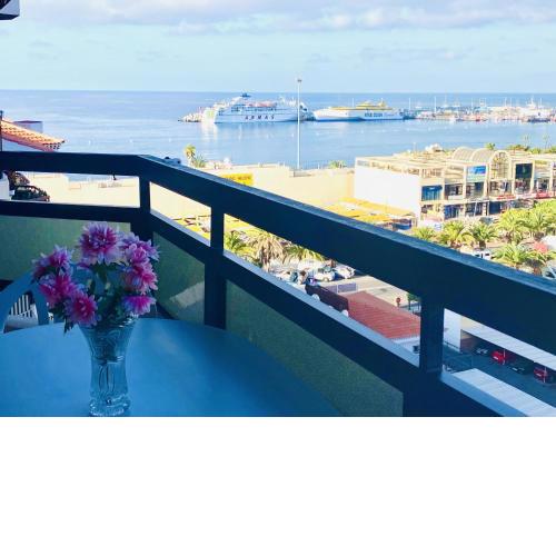 Amplio apartamento con piscina ,vista panoramica al mar junto al paseo maritimo