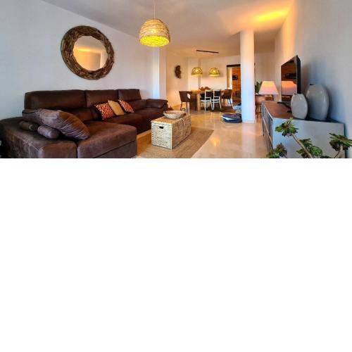 Amplio apartamento en Colinas de la Duquesa con terraza y jardín privados