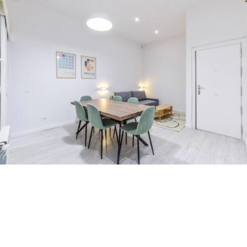 amplio apartamento en malasaña para 6 personas