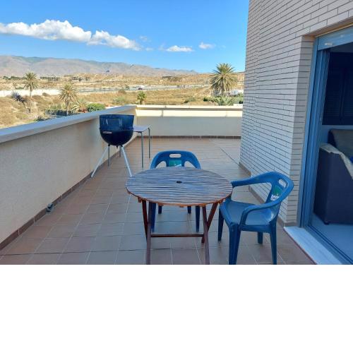 Amplio ático con terraza y aparcamiento entre el mar y desierto - Alborania