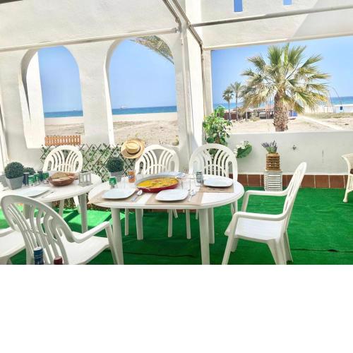 Amplio Chalet con piscina y solarium en Primera Línea de Playa Vera
