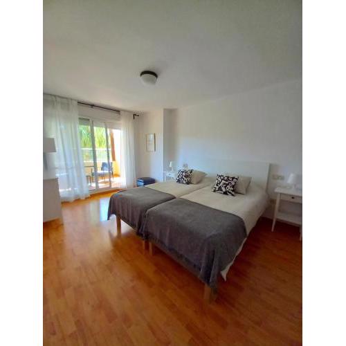 Amplio luminoso y moderno apartamento en Urbanización a 600 metros del mar
