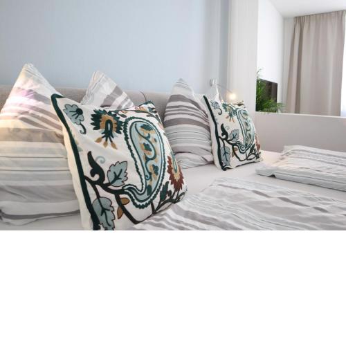 Anastacia Premium Apartment FREE Parking & Self Check-in