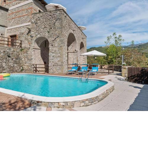 Ancient Farmhouse with private heated hot tub and pool