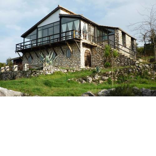 Andraclos House