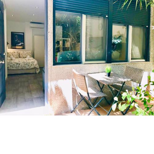 Andres Perez & quiet courtyard by ELE Apartments