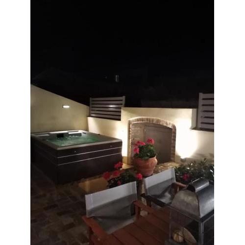 Anemomilos Jacuzzi Suite