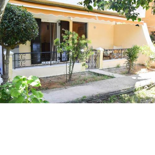 Angela's Cute Apartment (A/C, WiFi, Little Garden)