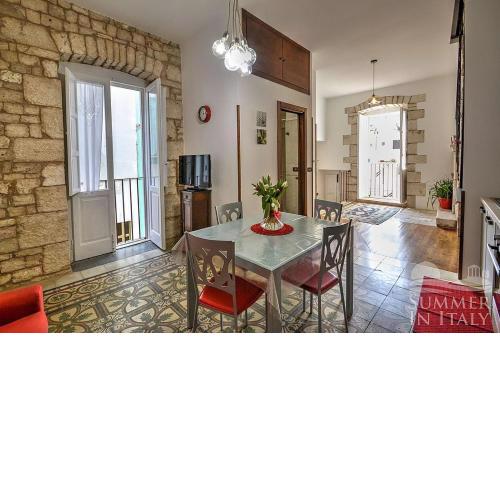 Antiche Mura Apartments "Nel Cuore della Puglia"bivani, cucina, terrazzo