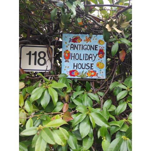 Antigone Holiday House